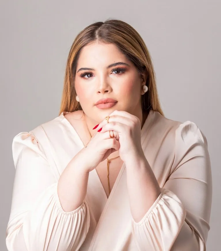 Retrato de Ana Letícia Tomaz, advogada especialista em direito de família que atende mulheres em Fortaleza e online