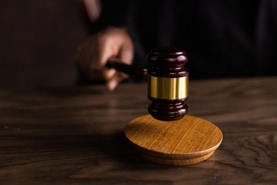 Martelo de juiz sobre a base de madeira, representando a decisão judicial na cobrança de pensão alimentícia atrasada em Fortaleza